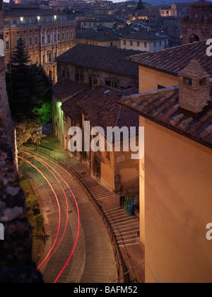 Eine steile Straße in der Altstadt von Perugia, Italien. Stockfoto