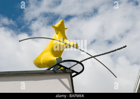 Gelbe Superlambbanana auf Hochseil Seil balancieren Stockfoto