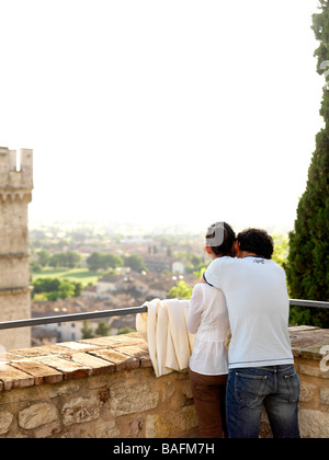 Ein junges Paar genießt einen romantischen Augenblick zusammen in der italienischen Landschaft. Stockfoto
