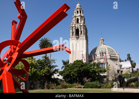 Museum des Mannes mit einer Skulptur genannt Tumbleweed von Mark di Suveros in den Vordergrund Balboa Park San Diego Kalifornien usa Stockfoto