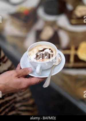 Ein heiße Macchiato ist stark mit einem Klacks Sahne und Schokolade in Perugia, Italien serviert. Stockfoto