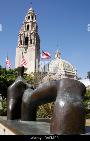 Museum des Mannes mit einer Skulptur genannt stützende Abbildung Bogen Bein von Henry Moore Balboa park, San Diego Kalifornien Usa Stockfoto