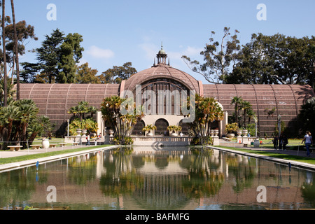 Außenseite des botanischen Gebäude den Seerosenteich im Vordergrund innerhalb der Balboa Park, San Diego Kalifornien usa Stockfoto