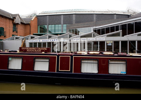 Das Restaurant-Boot Rosamund Messe vertäut neben Tooleys Werft und Canal Museum Banbury Stockfoto