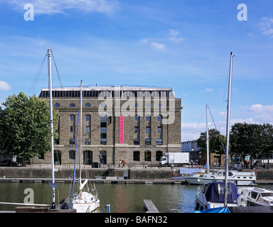 Arnolfini Galerie, Bristol, Vereinigtes Königreich, Snell Associates, Arnolfini Galerie-Ansicht auf schmalen Kai. Stockfoto