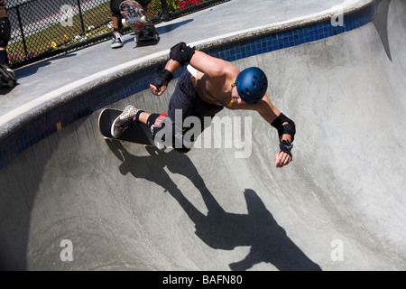 Skateboarder machen Tricks Culver City Skateboard Park Culver City Los Angeles County California Vereinigten Staaten von Amerika Stockfoto