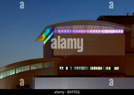 Onyx-Fabrik, Sheffield, Vereinigtes Königreich, Claire Brew, Onyx Fabrik Detail der Beleuchtung in Baumkronen. Stockfoto