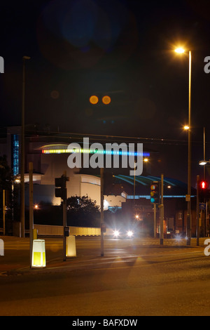 Onyx-Fabrik, Sheffield, Vereinigtes Königreich, Claire Brew, Onyx Fabrik Detail der Beleuchtung in Baumkronen. Stockfoto