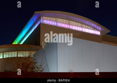 Onyx-Fabrik, Sheffield, Vereinigtes Königreich, Claire Brew, Onyx Fabrik Detail der Beleuchtung in Baumkronen. Stockfoto