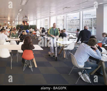 Google, London, Vereinigtes Königreich, Degw Google Restaurant zur Mittagszeit. Stockfoto