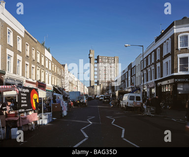 Trellick Tower, London, Vereinigtes Königreich, Erno Goldfinger, Trellick Tower Fernblick von der Golbourne Straße im Markt. Stockfoto