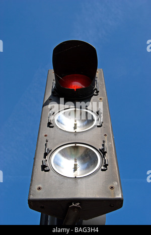 britische Ampel zeigen rote und gelbe und grüne Linsen fehlt Stockfoto