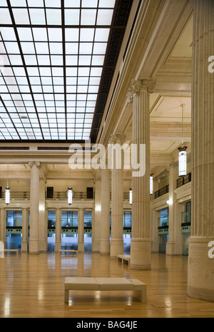 41 Lothbury, London, Vereinigtes Königreich, Gmw Architekten renoviert 41 Lothbury Genenral Ansicht Marmor Schalterhalle. Stockfoto