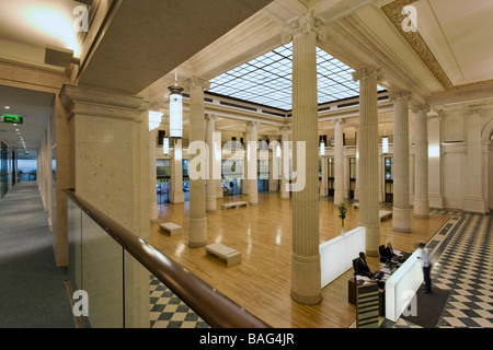 41 Lothbury, London, Vereinigtes Königreich, Gmw Architekten renoviert 41 Lothbury Gesamtansicht Marmor Schalterhalle. Stockfoto