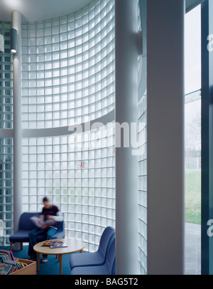 Osborne Schule, Winchester, Vereinigtes Königreich, Hampshire County Council Architekten, Osborne Schule Bibliothek Glas Trommel Detail. Stockfoto