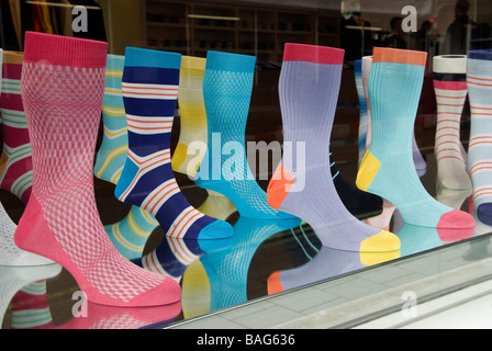 Mens Fashion Socken im Kaufhaus Fenster Central London England HOMER SYKES Stockfoto