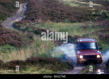 4 x 4 Geländewagen fording einen Strom in den schottischen highlands Stockfoto