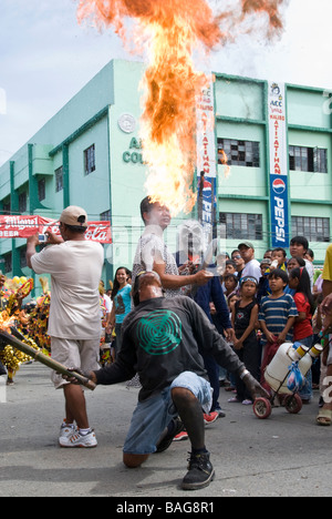 Feuer-Verschnaufpause auf der Straße auf die Ati-Atihan Festival in Kalibo, Philippinen Stockfoto