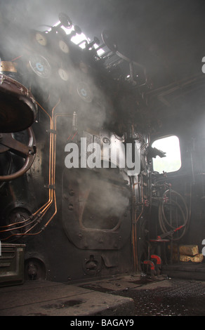 Ein Blick auf das Innere der Kabine von einem alten SNCF Dampf Zug Feuer angezündet und Rauch schaffen einen nebligen siehe Bild Stockfoto