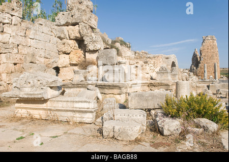 Eingang der römischen Thermen hellenistischen Tür im Hintergrund Perga Antalya Türkei Stockfoto