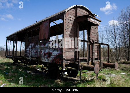 Foto des Beförderungsvertrages im verlassenen Bahnhof, Polen, Danzig, Letnica genommen. Stockfoto