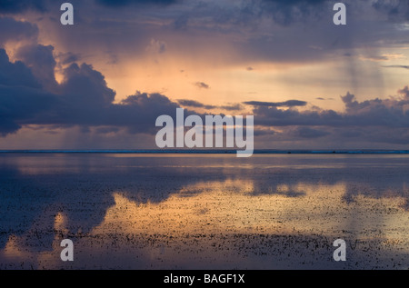 Regenwolken über Ozean Insel Peleliu Mikronesien-Palau Stockfoto