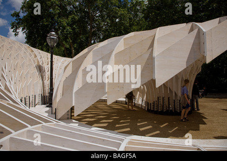 Swoosh Aa Sommer Pavillon 2008, London, Vereinigtes Königreich, Architectural Association, Swoosh aa Sommerpavillon 2008 tagsüber Stockfoto