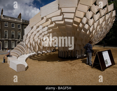 Swoosh Aa Sommer Pavillon 2008, London, Vereinigtes Königreich, Architectural Association, Swoosh aa Sommerpavillon 2008 tagsüber Stockfoto