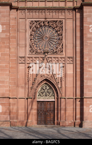 Geisenheim, Katholische Pfarrkirche 'Heilig Kreuz', '''Rheingauer Dom '', Blick von Westen, Portal " Stockfoto