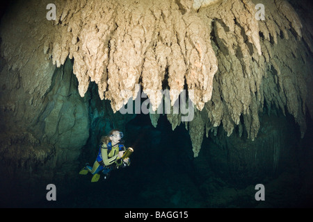 Taucher im Kronleuchter Tropfsteinhöhle Mikronesien-Palau Stockfoto