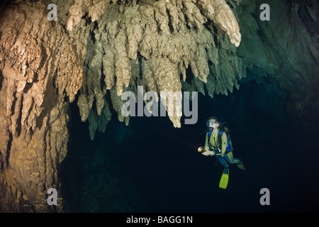 Taucher im Kronleuchter Tropfsteinhöhle Mikronesien-Palau Stockfoto