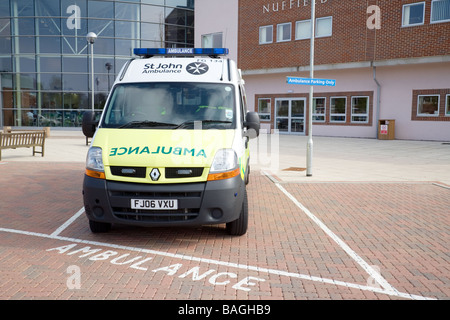 A St John Ambulance warten außerhalb der Nuffield Orthopaedic Hospital, Oxford, UK Stockfoto