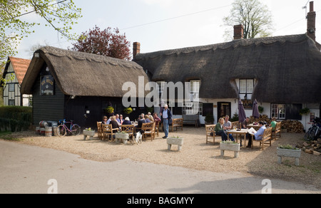 Die Leute sitzen trinken außerhalb der sechs Glocken auf dem Green Pub in Warborough, Oxfordshire Stockfoto