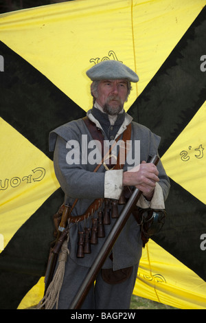 Englischer Bürgerkrieg Sealed Knot Covenanter kostümierten Darsteller. Fraser's Dragonern bei Braemar Castle - Braemar Castle, Aberdeenshire, Schottland, Großbritannien Stockfoto