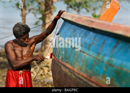 Südthailand Moken Meer Zigeuner Fischer sein Boot Malerei Stockfoto