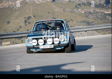 Blaue 1969 BMW 2002 classic Sports das Autolaufen in der Classic-Rallye Mallorca Stockfoto