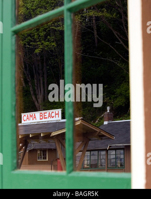 Cama Strand Zeichen Reflexionen im Kabinenfenster - Cama Beach State Park, Washington Stockfoto