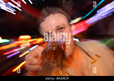 Genießen Sie ein Bier in einer Bar in Miri Stadt an der Westküste von Borneo größeren Stockfoto