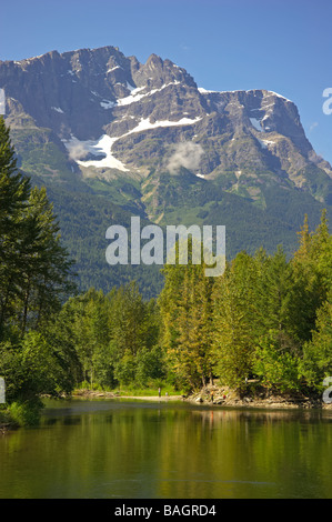 Kanada, British Columbia, Bella Coola Valley, Tweedsmuir Provincial Park, Atnarko-Fluss und Berg stupende Stockfoto