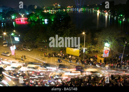 Nachtansicht des Hoan-Kiem-See und die Huc Brücke in Hanoi Vietnam Stockfoto