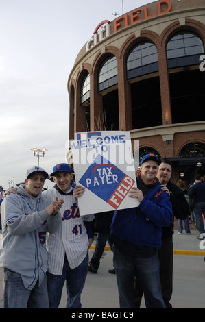 Fans kommen im Citi Field Stadium in Flushing Queens in New York auf Sonntag, 13. April 2008 für das Eröffnungsspiel der New York Mets Stockfoto