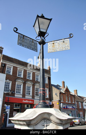 19. Century Post-Horse Change Schild Post, High Street, Bagshot, Surrey, England, Vereinigtes Königreich Stockfoto