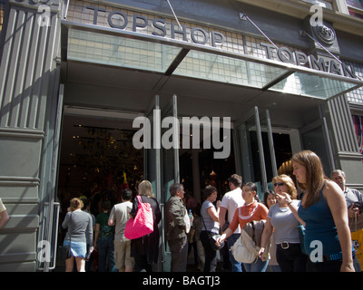 Käufer außerhalb der Topshop Store in der Nähe von Soho in New York Stockfoto