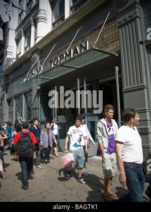 Käufer außerhalb der Topshop Store in der Nähe von Soho in New York Stockfoto