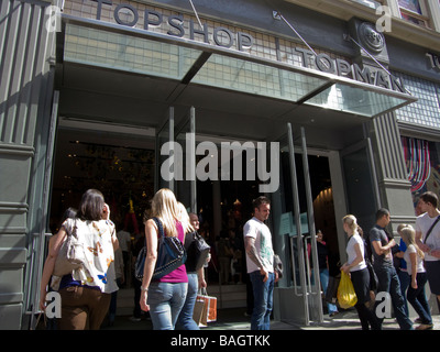 Käufer außerhalb der Topshop Store in der Nähe von Soho in New York Stockfoto