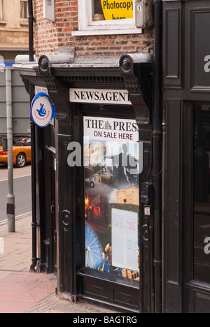 Ein Kiosk-Shop speichern Werbung Zeitungen zum Verkauf im Vereinigten Königreich Stockfoto