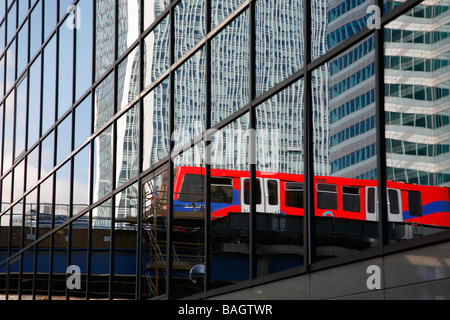 DLR-Zug spiegelt sich in den Büros von äußeren Millwall Dock, Isle of Dogs, London, UK Stockfoto