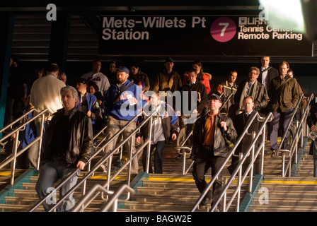 Fans kommen mit der u-Bahn zum Citi Field in Flushing Queens in New York Stockfoto