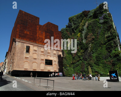 CaixaForum Madrid Museum von Schweizer Architekten Herzog & de Meuron. Vertikale Gärten von Patrick Blanc, Paseo del Prado. MADRID SPANIEN Stockfoto