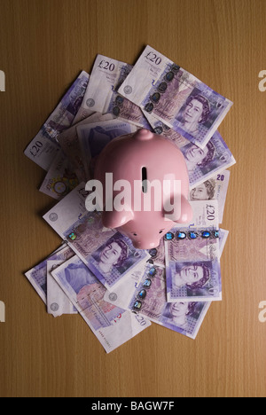 Sparschwein mit britischen Geld Stockfoto